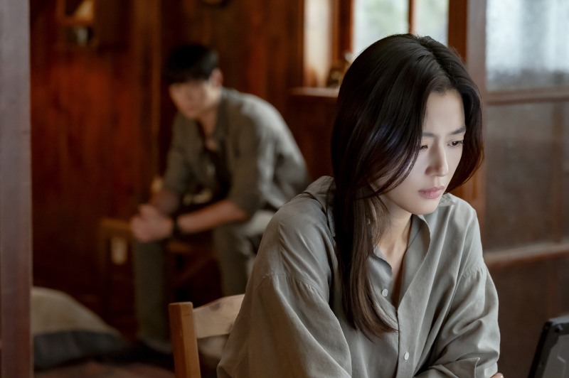 ‘북극성’ 전지현X강동원, 경계와 이끌림의 순간…‘시선의 시작’ 스틸 공개