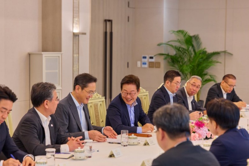 이재명 대통령이 지난 19일 서울 용산 대통령실 청사에서 열린 美日 순방 동행 경제단체 및 기업인 간담회에서 밝게 웃고 있다. / 사진=대통령실