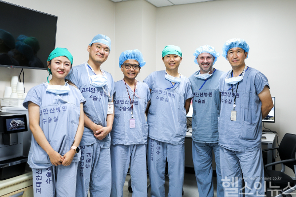 GOSTA 시연 참관 후 장영우 교수(오른쪽에서 세 번째)와 Ryan Shaw(오른쪽에서 두 번째)가 단체사진을 찍고 있다. / (왼쪽부터) 유다영, 구도회 유방내분비외과 교수, Bramastha Rosadi 대장항문외과 해외의료연수의, 장영우 유방내분비외과 교수, Ryan Shaw 인튜이티브서지컬 시니어 디렉터, 김태호 인튜이티브서지컬 코리아 상무 (고대안산병원 제공)