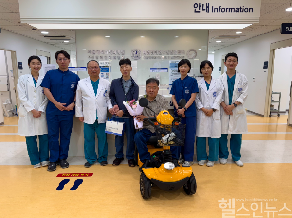 서울대학교치과병원 중앙장애인구강진료센터 의료진이 내원한 환자에게 꽃다발과 기념품을 전달하는 모습 (서울대학교치과병원 제공)