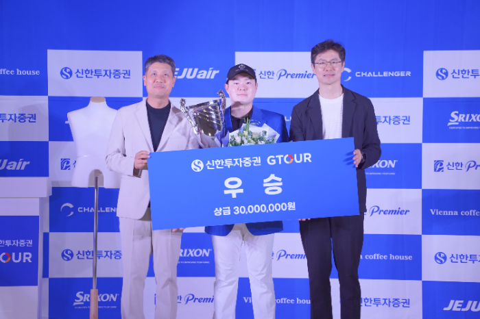 23일 대전 골프존조이마루에서 열린 메이저대회 ‘2025 신한투자증권 GTOUR’ 6차 대회 시상식에서 (왼쪽부터)골프존 박강수 대표, 우승자 박찬희, 신한투자증권 자산관리영업본부 박세현 본부장이 기념사진을 촬영하고 있다.