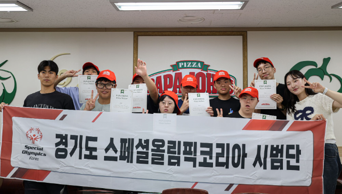 22일 서울 강남구 개포동에 위치한 한국파파존스 교육실에서 진행된 (사)경기도스페셜올림픽코리아 소속 발달장애인 선수 및 지도자 초청 ‘파파존스와 함께하는 피자교실’에 참여한 선수들이 기념 촬영을 하고 있다.