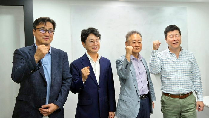 디윅스, 시선AI∙대보DX∙클라비와 4자간 파트너십 체결… 공공·민간 AX 사업 본격화 (사진제공=디윅스) 왼쪽부터 디윅스 안준형 대표, 클라비 안인구 대표, 대보DX 김상욱 대표, 시선AI 남운성 대표