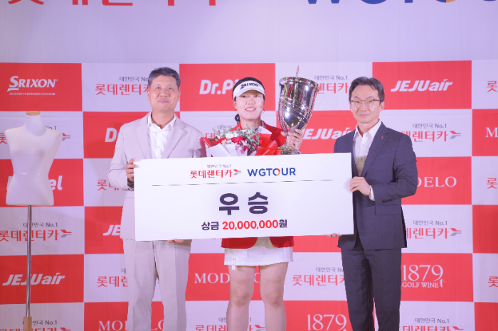 24일 골프존조이마루에서 열린 메이저대회 '2025 롯데렌터카 WGTOUR’ 6차 대회 시상식에서 (왼쪽부터) 골프존 박강수 대표, 우승자 심지연, 롯데렌탈 주식회사 조근행 상무가 기념사진을 촬영하고 있다.