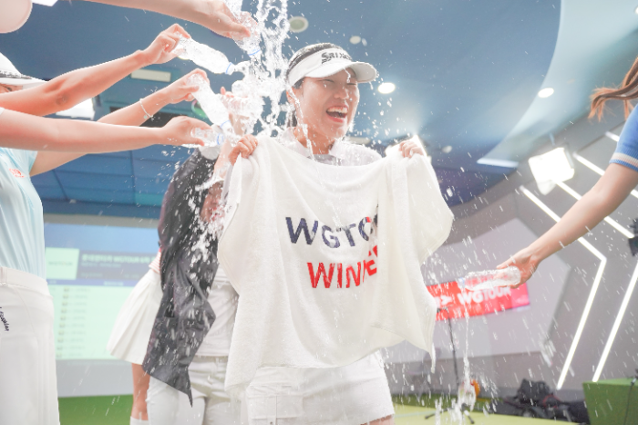 24일 골프존조이마루에서 열린 메이저대회 '2025 롯데렌터카 WGTOUR’ 6차 대회 우승자 심지연이 동료 선수들에게 물세례 축하를 받고 있다.