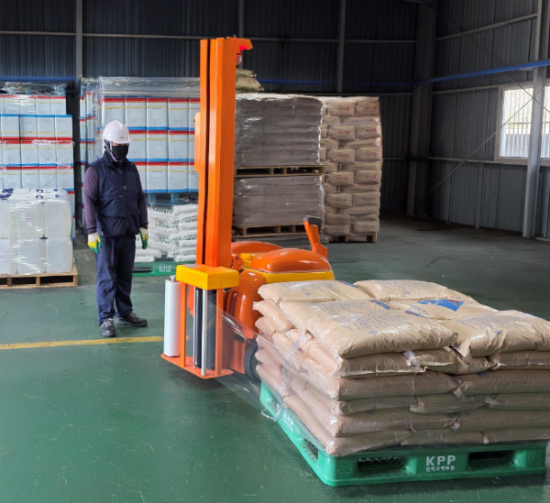 LG화학이 지원한 이동식 랩핑기로 (주)부승화학 직원이 제품을 포장하고 있다.