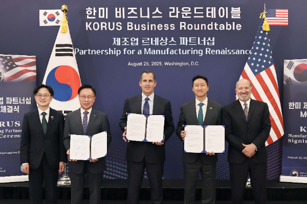 HD현대가 25일(현지시각) 미국 워싱턴 DC에 위치한 윌라드 인터콘티넨탈 호텔에서 '한미 조선산업 공동 투자 프로그램 조성을 위한 양해각서(MOU)'를 체결했다.(사진 왼쪽부터 김정관 산업통상자원부 장관, 김복규 한국산업은행 수석부행장, 프랭크 브루노 서버러스 캐피탈 최고경영자, 정기선 HD현대 수석부회장, 하워드 러트닉 미국 상무부 장관) ⓒ HD현대