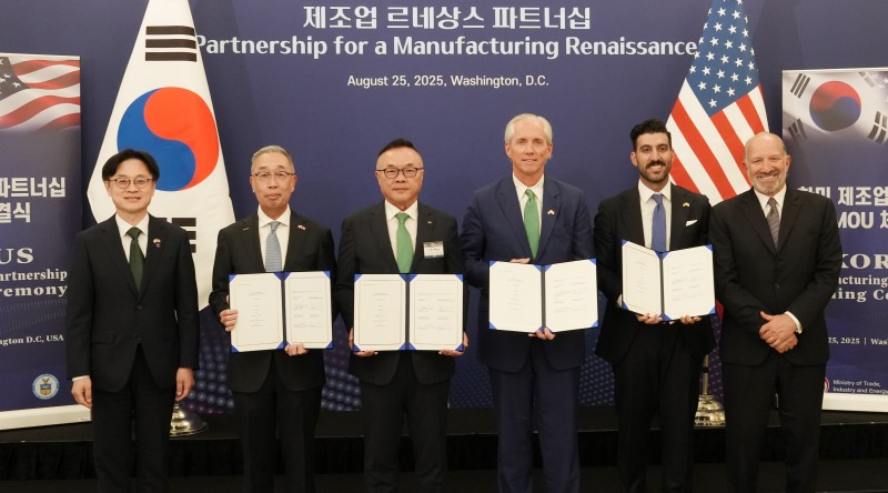 25일(현지시각) 미국 워싱턴 D.C.에서 ‘한미 비즈니스 라운드 테이블’ 직후 진행된 SMR 사업협력을 위한 양해각서(MOU) 체결식에서 참석자들이 기념촬영을 하고 있다. 왼쪽부터 김정관 산업통상자원부 장관, 박지원 두산에너빌리티 회장, 황주호 한수원 사장, 클레이 셀(Clay Sell) 엑스-에너지 CEO, 섀넌 켈로그(Shannon Kellogg) AWS 부사장, 하워드 러트닉(Howard Lutnick) 미국 상무부 장관./두산에너빌리티