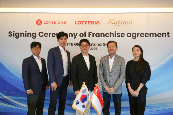 25일 롯데월드타워에서 이권형 롯데GRS 글로벌사업부문 상무, 신유열 롯데지주 미래성장실장(부사장), 차우철 롯데GRS 대표이사와 카트리나 그룹 알란 고 대표, 크리스탈 고 이사가 기념 촬영을 하고 있다. ⓒ 롯데GRS