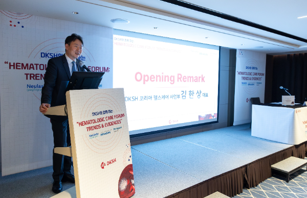 DKSH 코리아 헬스케어사업부 김한상대표가 참석한 의료진들을 대상으로 인사말을 하고 있다