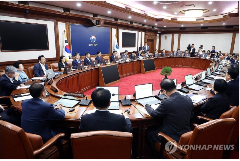상장주식 양도세 대주주 기준을 10억원으로 상향 조정하는 등 정부는 13개 세법개정안을 26일국무회의에서 의결했다. 사진=연합뉴스