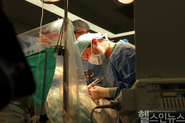 윤성필 좋은강안병원 과장의 간절제 수술 모습 (좋은강안병원 제공)