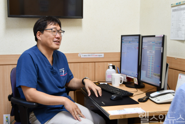 환자를 진료하고 있는 양진서 한림대학교춘천성심병원 신경외과 교수 (한림대학교춘천성심병원 제공)