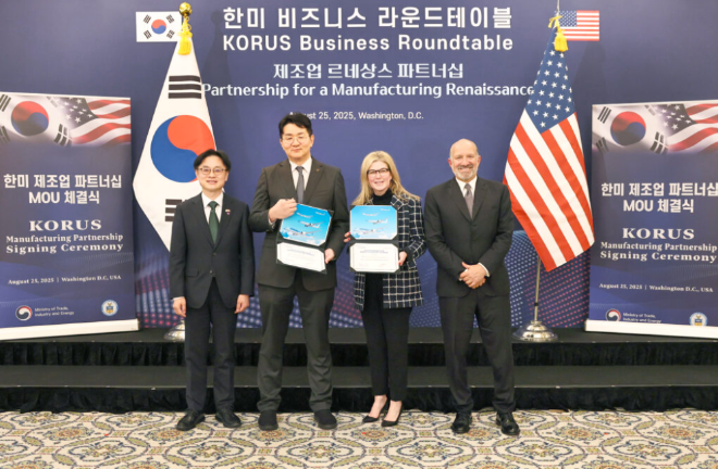 (왼쪽부터) 김정관 산업통상자원부장관, 조원태 한진그룹 회장, 스테파니 포프(Stephanie Pope) 보잉 상용기 부문 사장 겸 최고 경영자, 하워드 러트닉(Howard Lutnick) 미국 상무부 장관이 기념 촬영을 하는 모습 (대한항공 제공)