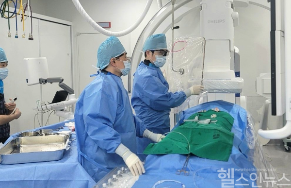 센텀종합병원 혈관조영실에서 조정현(오른쪽) 인터벤션영상의학과 과장팀이 혈관 시술을 진행하는 모습. (센텀종합병원 제공)