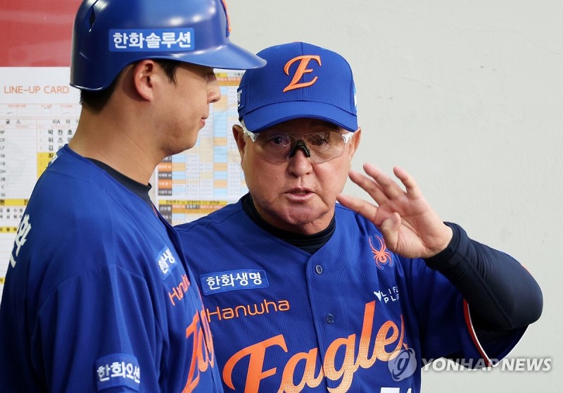 노시환에게 조언하는 김경문 감독 / 사진=연합뉴스