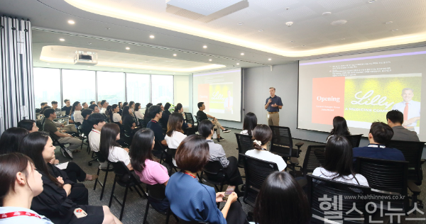 한국릴리는 지난 20일 이전을 기념해 임직원들과 함께 ‘뉴 홈, 뉴 오피스 오프닝 이벤트’를 진행한 가운데, 존 비클 한국릴리 대표가 업무 효율성과 협업의 문화 강화, 차별화된 근무 환경 마련 등 이전의 의미와 앞으로의 포부에 대해 밝히고 있다. (한국릴리 제공)
