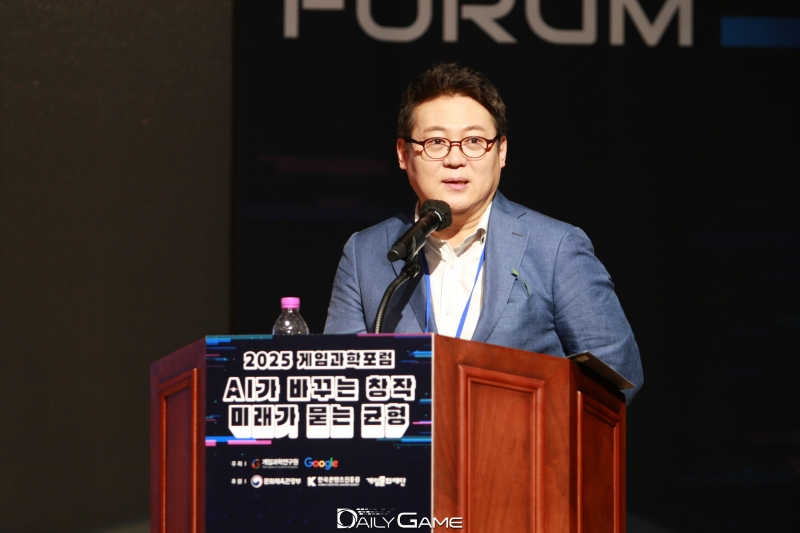 기조연설을 맡은 김경일 게임과학연구원장은 AI와 게임에 대한 심리학적 관점에서의 관계성을 발제했다.