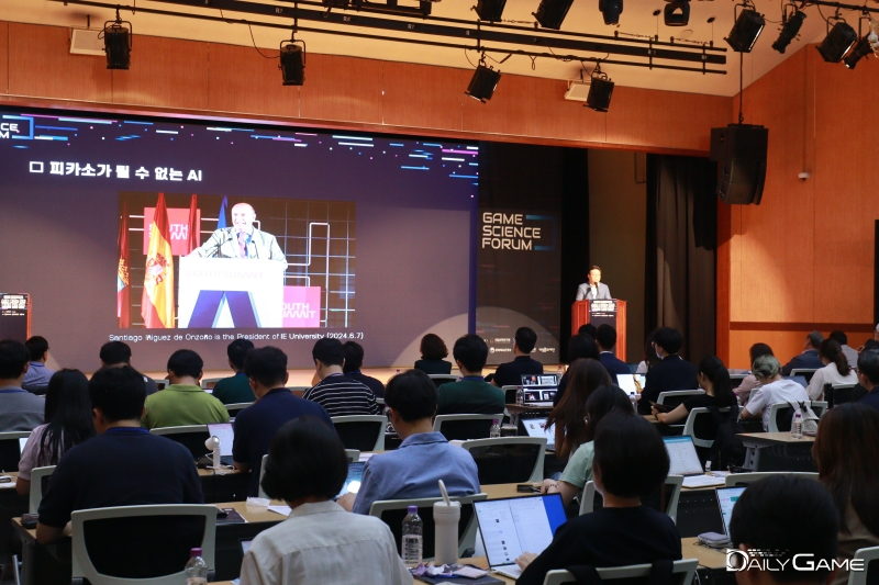 김경일 게임과학연구원장은 AI 시대에도 사람의 역할은 분명히 존재한다는 점을 강조했다.