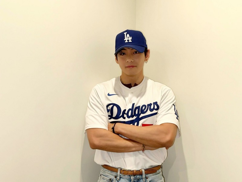 BTS 뷔, 美 메이저리그 시구…멋진 변화구 중계진 극찬