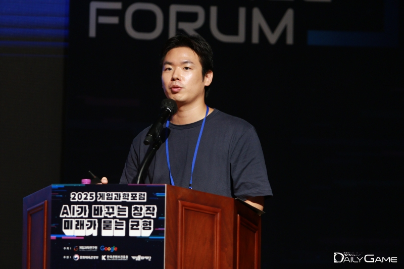 크래프톤 김도균 팀장은 사내 개발 프로젝트에서 AI를 접목해 개선한 개발 워크 플레이를 기반으로 현황을 설명했다.