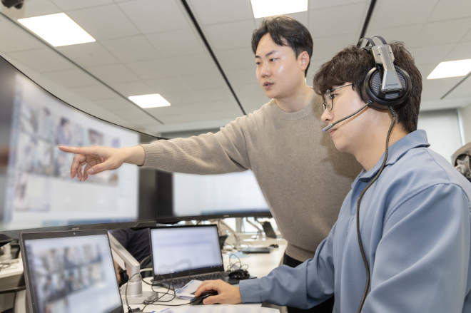 삼성 상반기 공채가 진행된 지난 4월 삼성전자 감독관이 삼성직무적성검사(GSAT) 응시자를 대상으로 예비 소집을 진행하고 있다. ⓒ삼성
