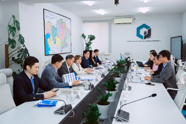 25일, 카자흐스탄 도로연구소에서 열린 업무협약식에서 양 기관 관계자들이 협력 방안 논의를 위한 미팅을 하고 있다. ⓒ 한국도로공사