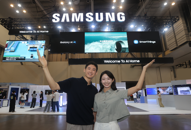 27일 부산 해운대구 벡스코에서 '기후산업국제박람회(WCE) 2025'가 개막한 가운데 삼성전자 모델이 전시관을 소개하고 있다. ⓒ삼성전자