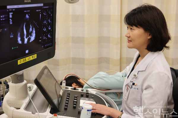 Dr. Samineh Eisa, a cardiologist at Asan Medical Center in Seoul, conducts an echocardiogram on a heart failure patient. (Photo courtesy of Asan Medical Center)