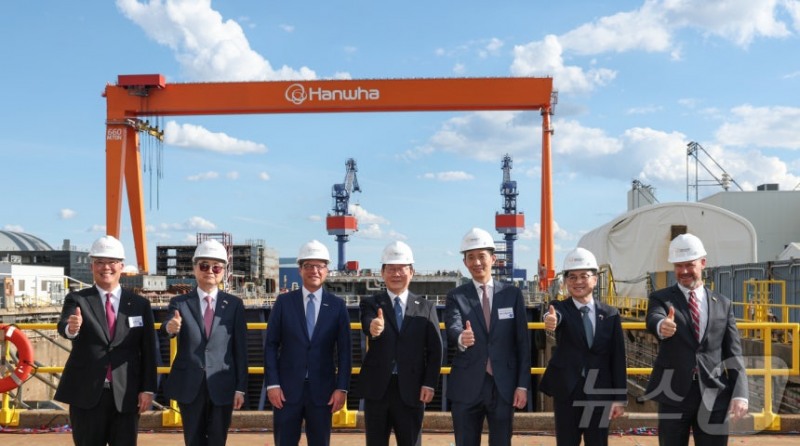 이재명 대통령과 김동관 한화그룹 부회장이 26일(현지 시간) 미국 필라델피아 한화필리조선소에서 열린 선박 명명식에서 기념 촬영을 하고 있다. 좌측부터 데이비드 김 한화필리조선소 대표, 조현 외교부 장관, 조쉬 샤피로 펜실베니아 주지사, 이재명 대통령, 김동관 한화그룹 부회장, 김정관 산업통상자원부 장관, 토드영 인디애나주 상원의원(한화 제공)