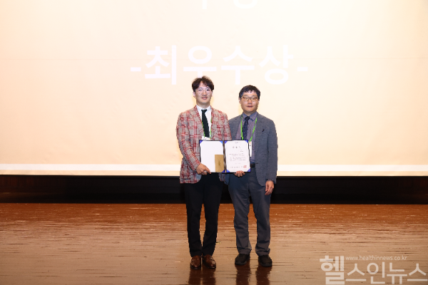 여운탁 영문의료재단 다보스병원 척추·내시경센터 센터장 시상 사진 (다보스병원 제공)