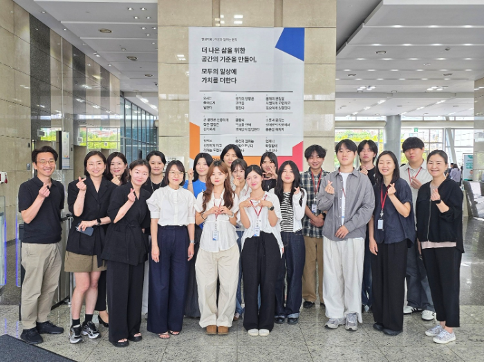 한샘이 지난 26일 서울 마포구에 위치한 상암 본사에서 디자인 산학 협력 프로그램 ‘코리아디자인멤버십플러스’ 최종 프레젠테이션과 수료식을 진행했다. 참가자들이 포즈를 취하고 있다.