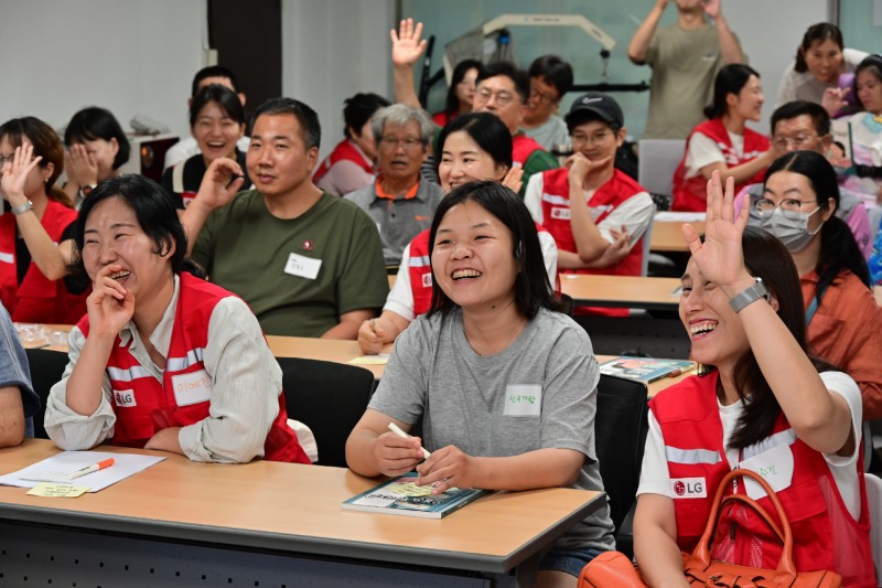 LG전자 임직원들이 지난 26일 서울 영등포장애인자립생활센터를 방문해 쉽고 안전한 가전제품 사용법을 알려주는 ‘쉬운 가전 프로젝트’ 활동을 진행했다. 올해 장애인 기관 20곳을 찾아 활동을 이어가며, 장애인 고객과 시니어 고객 등 누구나 편리하고 안전하게 가전을 사용하도록 지원하고 차별화된 고객경험을 지속 제공할 계획이다./LG전자