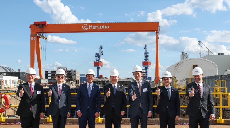 이재명 대통령과 김동관 한화그룹 부회장이 미국 한화필리조선소에서 열린 ‘스테이트 오브 메인호’ 명명식에서 기념 촬영을 하고 있다. 좌측부터 한화필리조선소 데이비드 김 대표, 조현 외교부 장관, 조쉬 샤피로 펜실베니아 주지사, 이재명 대한민국 대통령, 김동관 한화그룹 부회장, 김정관 산업부장관, 토드영 인디애나주 상원의원./한화그룹