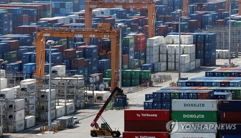 8월 수출증가율이 한미정상회담이후 관세 부과 영향으로 둔화될 것이라고 로이터통신이 이코노미스들의 분석을 인용, 보도했다. 사진=평택항 컨테이너부두, 연합뉴스