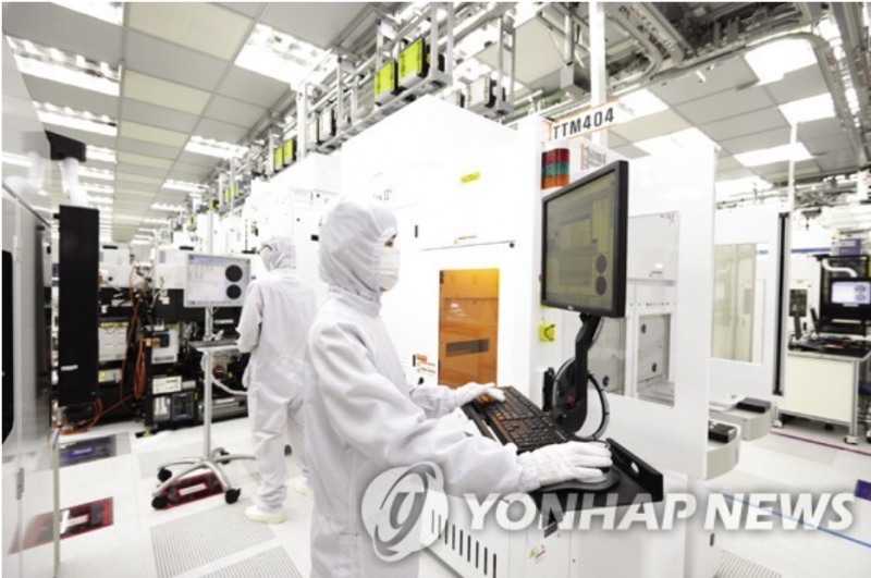 반도체 수출 호조에 힘입어 수출 증가율이 3개월이 지속되고 있지만 증가율은 갈수록 둔화되고 있는 것으로 나타났다. 사지=SK하이닉 MI6 공정, SK하이닉스, 연합뉴스