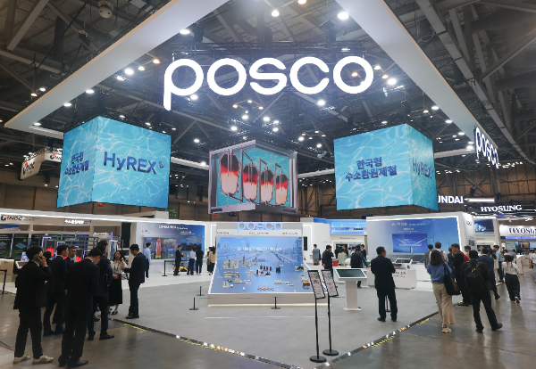 8월 27일 개막한 ‘2025 기후산업국제박람회’에서 관람객들이 포스코그룹 통합 전시관을 둘러보고 있다. ⓒ 포스코그룹