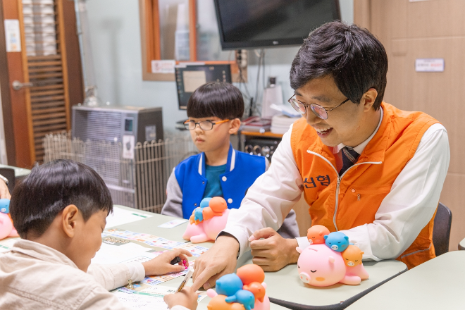 신협 임직원(멘토)가 ‘어부바 멘토링’을 통해 지역사회 아이들(멘티)에게 경제교육을 진행하고 있다. ⓒ 신협재단