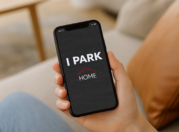 미래형 종합 건강서비스를 어플을 통해 스마트폰으로 이용할 수 있다./HDC현대산업개발