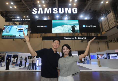 삼성전자 모델이 ‘기후산업국제박람회(WCE) 2025’가 열리는 부산 벡스코에 위치한 삼성전자 전시관을 소개하고 있다 (삼성전자 제공)