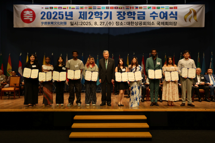 이중근 우정교육문화재단 이사장(부영그룹 회장)이 대표 장학생들과 기념사진을 촬영하고 있다.
