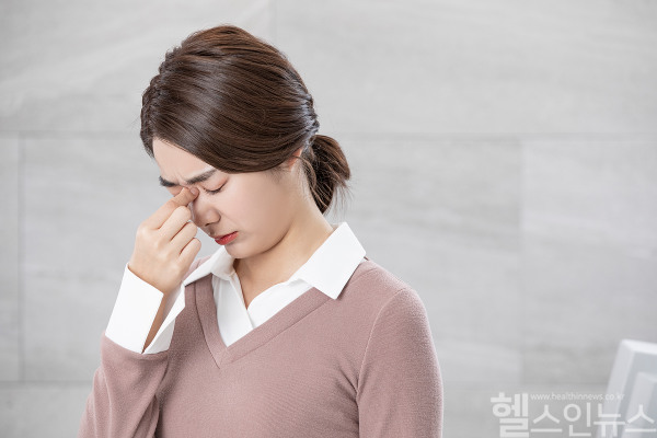 어두운 곳에서 반복되는 두통과 눈 통증, 간헐폐쇄각녹내장의 신호일 수 있습니다. (이미지 제공=클립아트코리아)