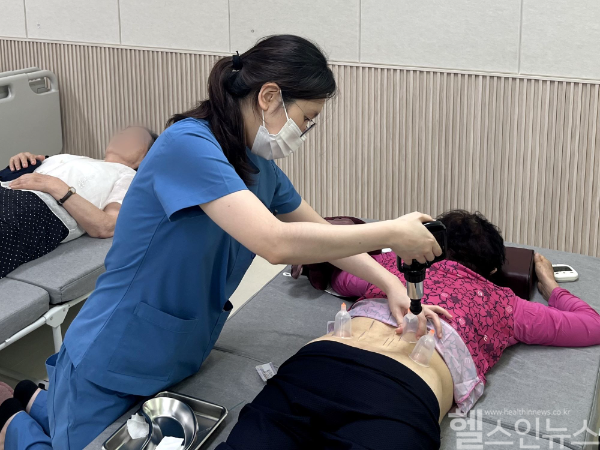부산자생한방병원 의료진이 몰운대종합사회복지관을 찾아 의료봉사를 하고 있다. (사진 제공=부산자생한방병원)
