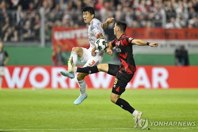 볼을 다투는 바이에른 뮌헨의 수비수 김민재 / 사진=연합뉴스