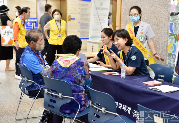 화순전남대병원 1층 로비에서 열린 ‘119 안심콜 서비스’ 등록 캠페인 현장 모습. (사진 제공=화순전남대병원)