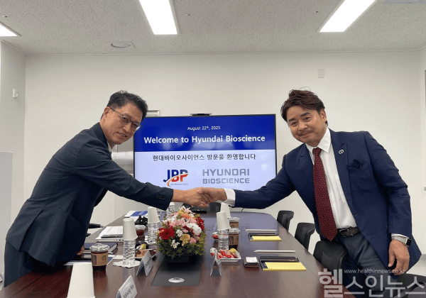 (좌)배병준 현대바이오사이언스 사장, (우)시노하라 나오키 바이오테크노 파마 대표. (사진 제공= 현대바이오)