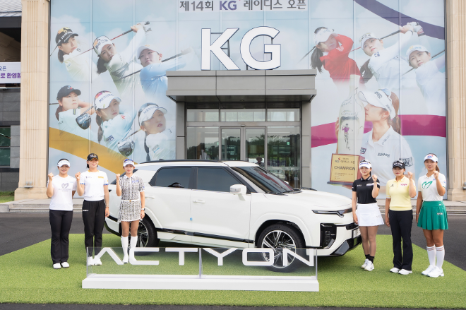 KG모빌리티(KGM)가 후원하는 한국여자프로골프(KLPGA) 투어 '제14회 KG 레이디스 오픈' 출전 선수들이 '액티언 하이브리드'와 함께 기념 촬영을 하고 있다. (왼쪽부터) 유현조, 방신실, 배소현, 이예원, 노승희, 이동은 선수 ⓒKGM