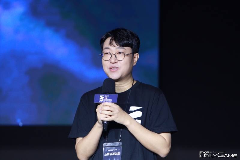 '카오스 제로 나이트메어'의 특징과 차별점을 설명한 슈퍼크리에이티브 김형석 PD.