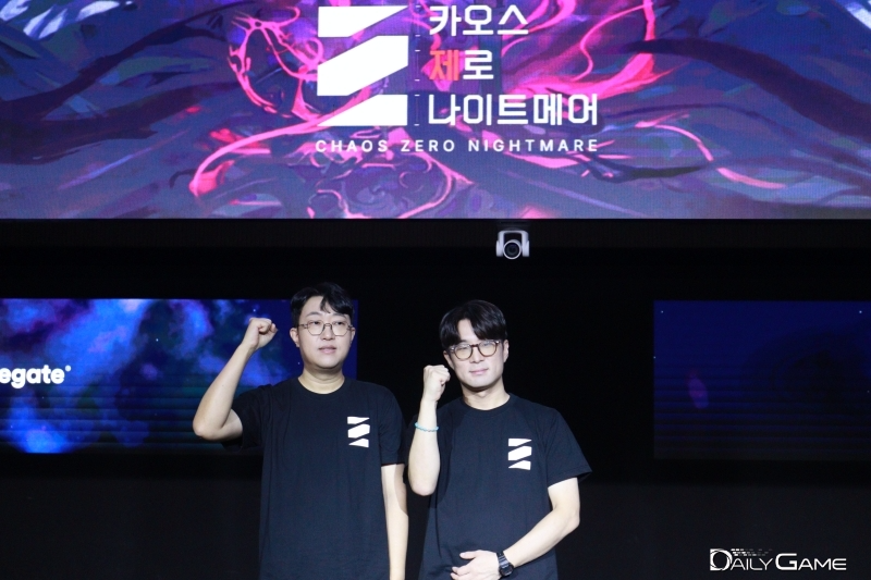 왼쪽부터 슈퍼크리에이티브 김형석 PD, 스마일게이트 김주형 사업실장.