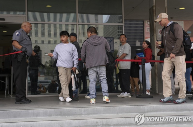 미국 국토안보부는 27일(현지시간) 외국인 학생 비자 유효기간을 4년으로 제한하는 등 어학연수자 언론인에 대한 비자 유효키간을 강화하는 조치를 발표했다. 사진=AP, 연합뉴스